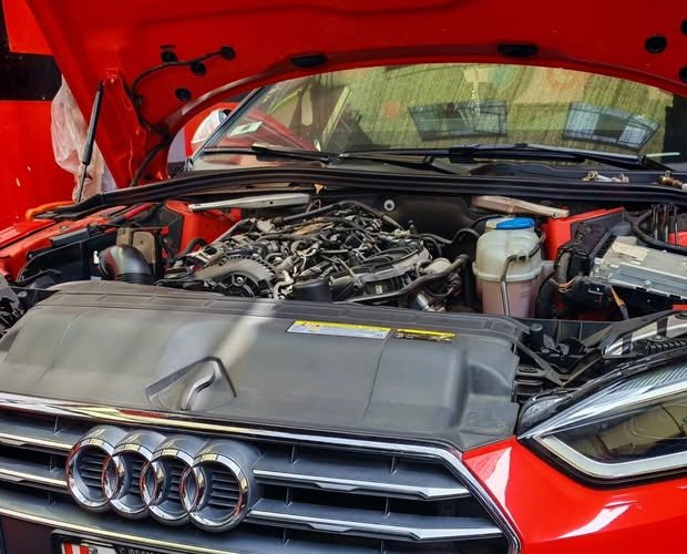 Motor de un Audi A3 abierto para revisión en el taller Ogosi