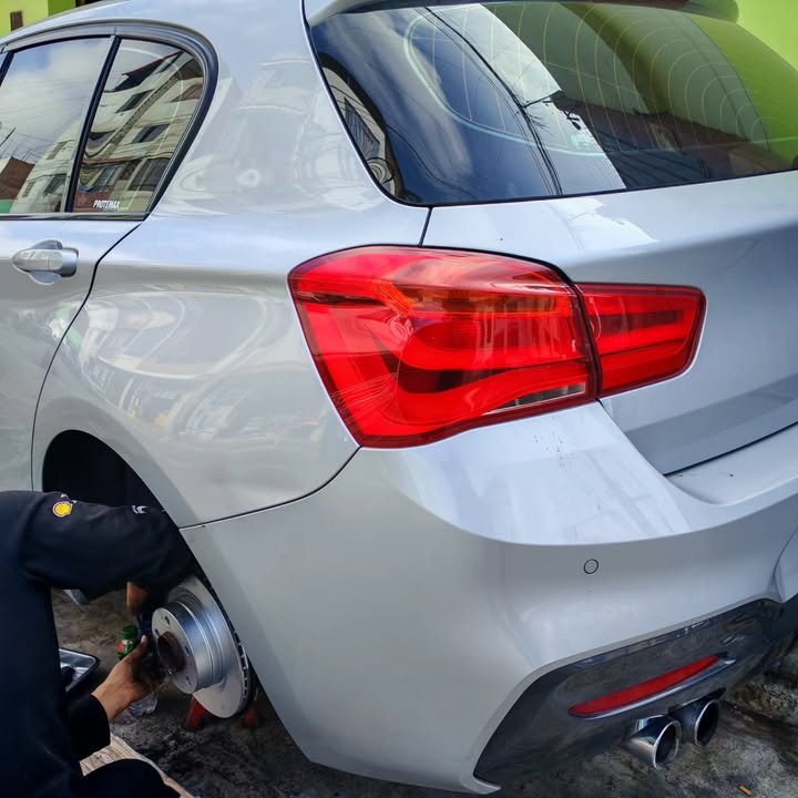 Cambio de discos y pastillas de freno en un BMW