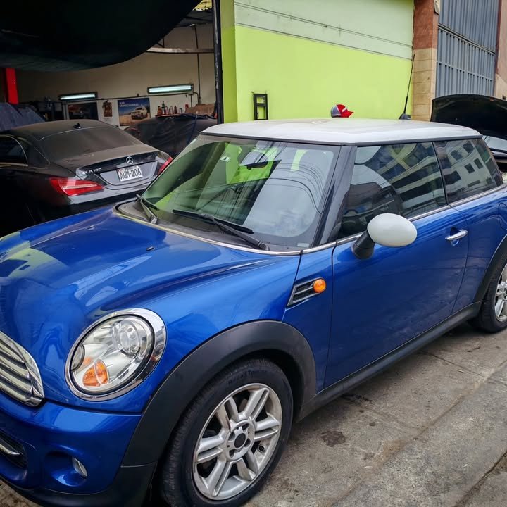 MINI Cooper azul dentro del taller Ogosi